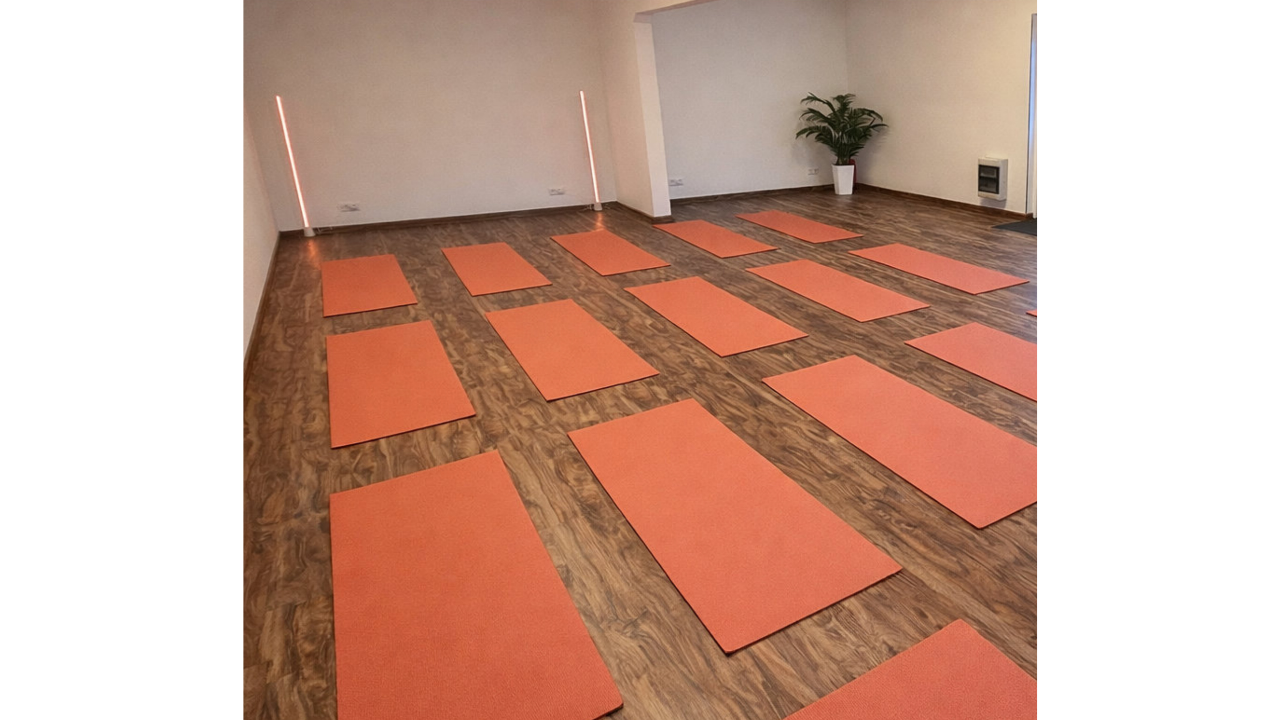 Heller Kursraum mit Yogamatten für Yoga und Meditationskurse in Giebelstadt