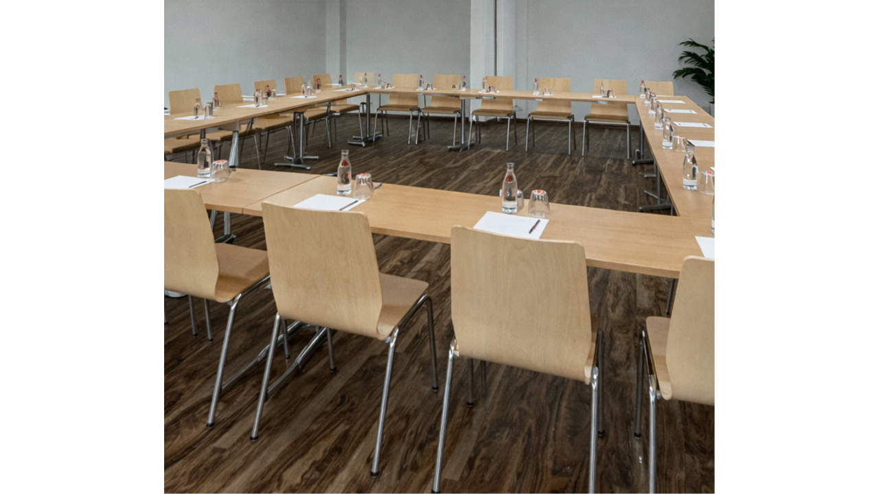 Tagungsraum in Giebelstadt bei Würzburg mit U-förmiger Bestuhlung für Meetings
